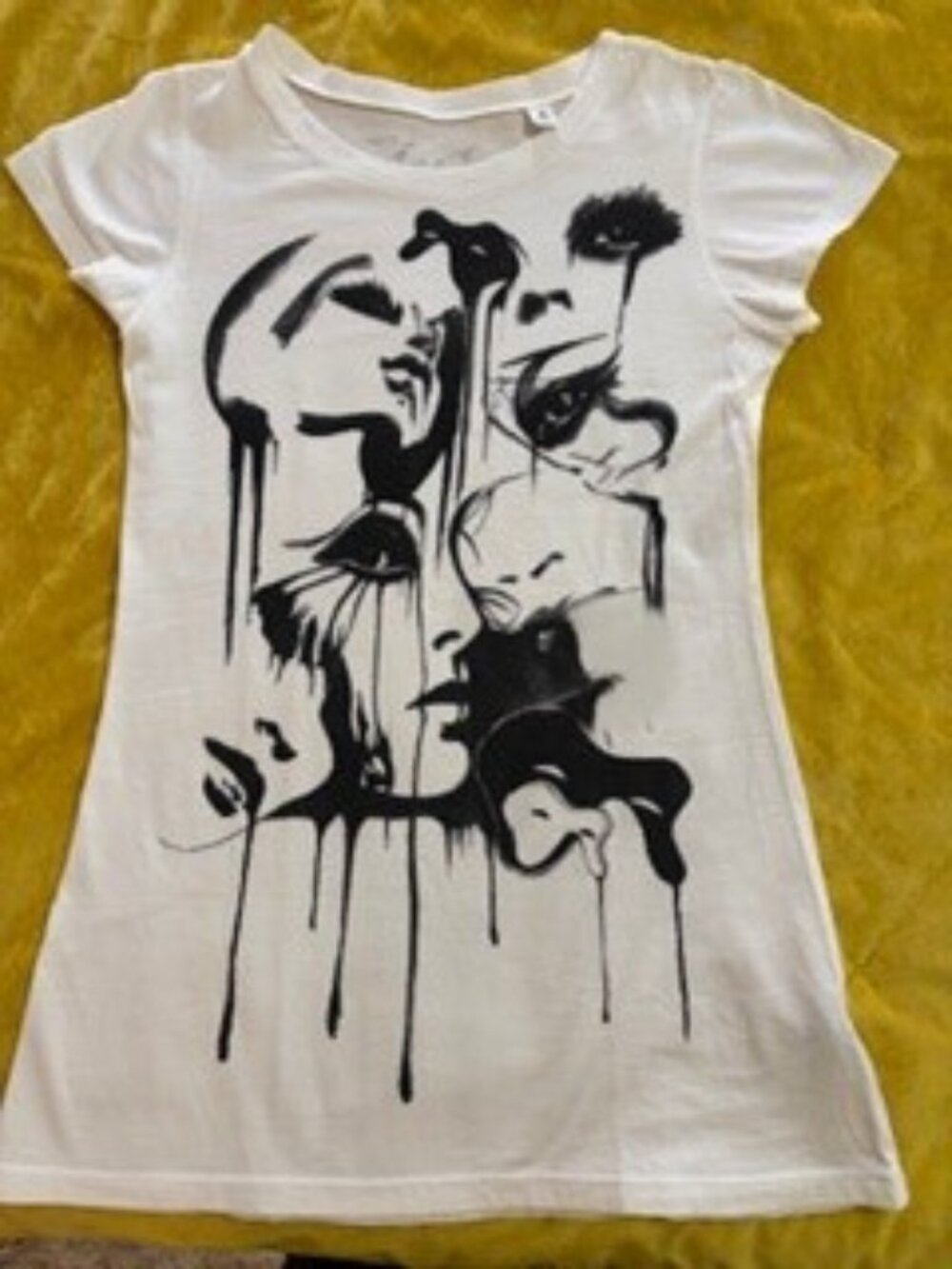 Cache tee'z Black & White Graphic T-shirt